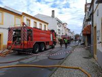 Incêndio em habitação provoca um deslocado (atualizada c/áudio)