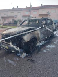 Um carro ardeu e outro ficou parcialmente destruído. PJ investiga as causas