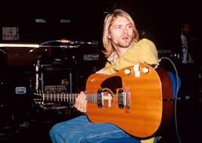 Guitarra de Kurt Cobain em «Unplugged» vendida pelo recorde de seis milhões  de dólares