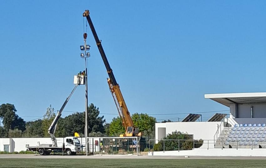 Modernização da iluminação do campo de futebol da Atalaia em curso